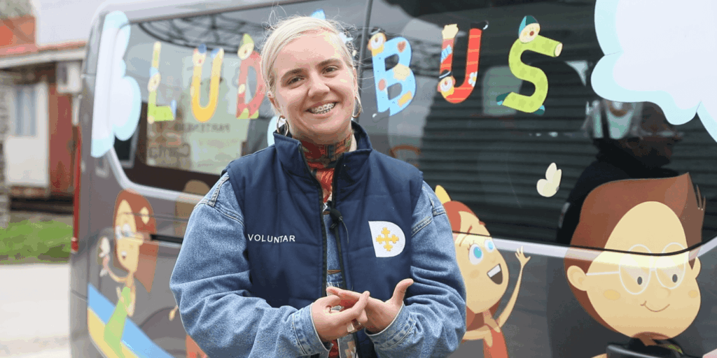 A Church World Service volunteer in Moldova invites Ukrainian children to the Fun Bus for some creative art projects, help with homework and games to play. (Photo: Courtesy CWS)